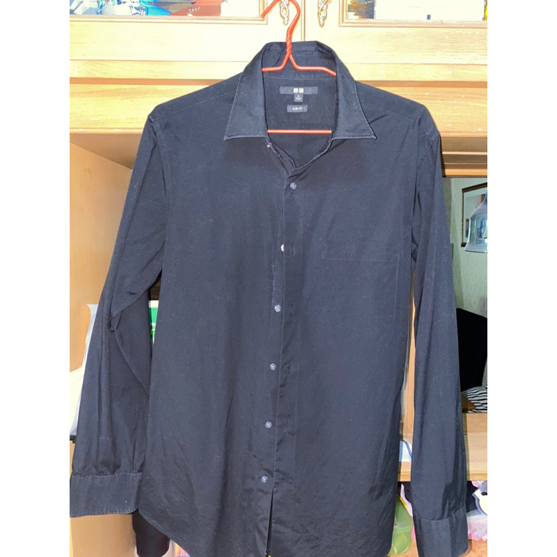 เสื้อเชิ้ตสีดำ UNIQLO