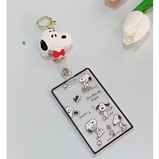 SNOOPY C ที่ใส่บัตร ที่ห้อยบัตร พร้อมที่ใส่บัตร สายห้อยดึงยืดออก โยโย่ มีก้ามปูสวยงาม SNOOPY C ขนาด 4x4x1.5 cm   8118