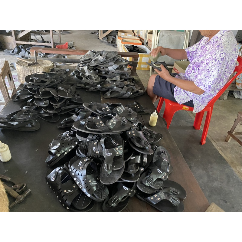 รองเท้ายางรถยนต์ รุ่นสิงห์ดำแบบมีหมุด