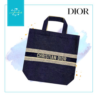 แท้ 💯% กระเป๋าผ้าแบรนด์ Christian Dior Limited Edition ลงด้ายสีทองสวยมากๆ แม่ค้าหิ้วมา ไม่มีถุง ไม่มีกล่อง มีแต่ใจน๋า :)