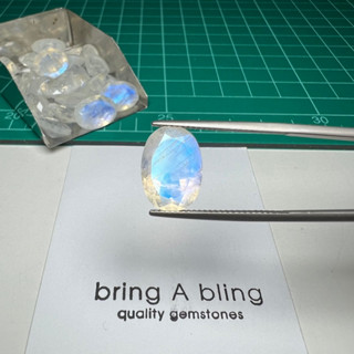 มุกดาหาร (rainbow Moonstone) (14x10x7) 6.0 ct  มูนสโตน สีสวย มีตำหนิเหลือบแสงสีฟ้าเหลืองชัดเจน