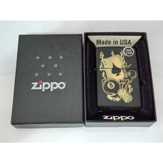 ZIPPO 49257 GAMBLING DESIGN  BLACK MATTE LASER ENGRAVE   สีดำเมทาลิค  ลายแบบเลเซอร์   ของใหม่ไม่ผ่านการใช้งาน