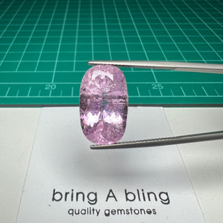 คุนไซต์ Kunzite 19.70 ct พลอยธรรมชาติ ไม่ผ่านการปรุงแต่ง สีชมพูเข้ม มีตำหนิแต่สวย ไฟเต็ม