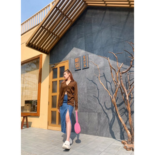 งานเสื้อแขนยาวมี2สี 🤍🤎 แหวกๆ ตรงเอว ใส่แล้วผอมหลอกตา Freesize