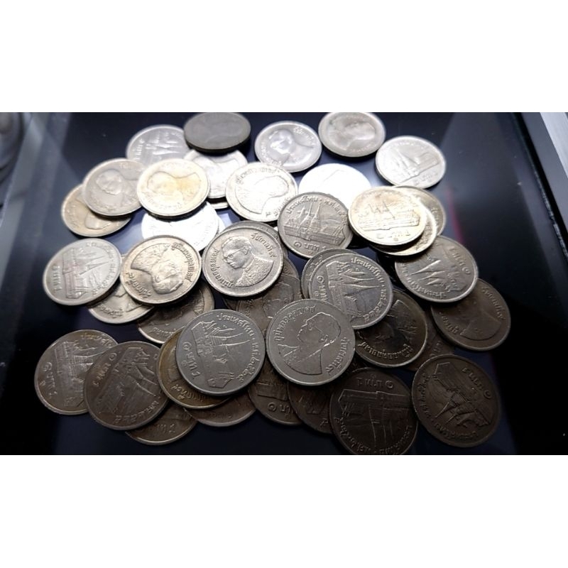 ชุด 10 เหรียญ เหรียญ 1 บาท หมุนเวียน ร9 หลังวัด ปี พศ. 2525 ผ่านใช้งานน้อยมากๆ สวยๆ