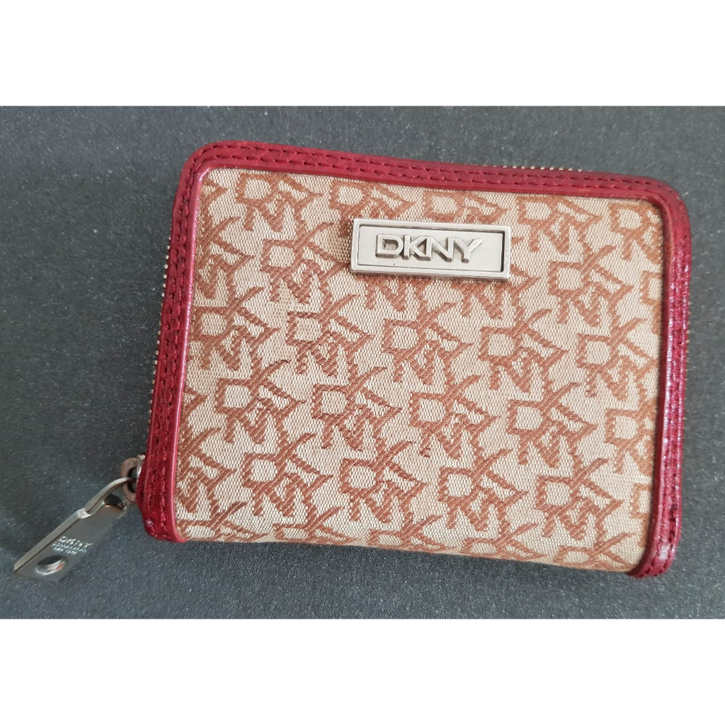 กระเป๋าสตางค์ DKNY ขอบแดง ลายโมโนแกรม