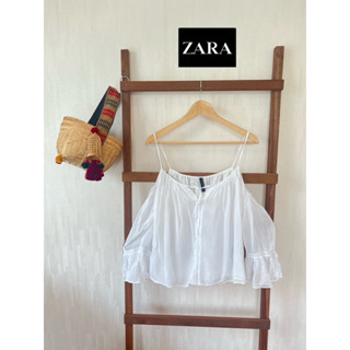 ZARA x ชีฟอง x M สายเดี่ยว เปิดไหล่ สีขาว  ❌ตำหนิ ผ้าสะกิด Tag ครบ อก 38  ยาว 22  Code : 550(5)