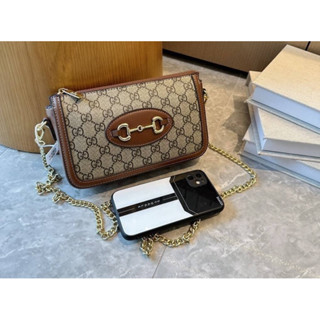 กระเป๋าสะพายไหล่ กุชชี่  กระเป๋า กุชชี่ คอลใหม่มาแล้วค่าา งานสวยเกินราคา มาพร้อมสายสะพายโซ่ทองหรูสุดๆ ใส่โทรศัพท์ได้