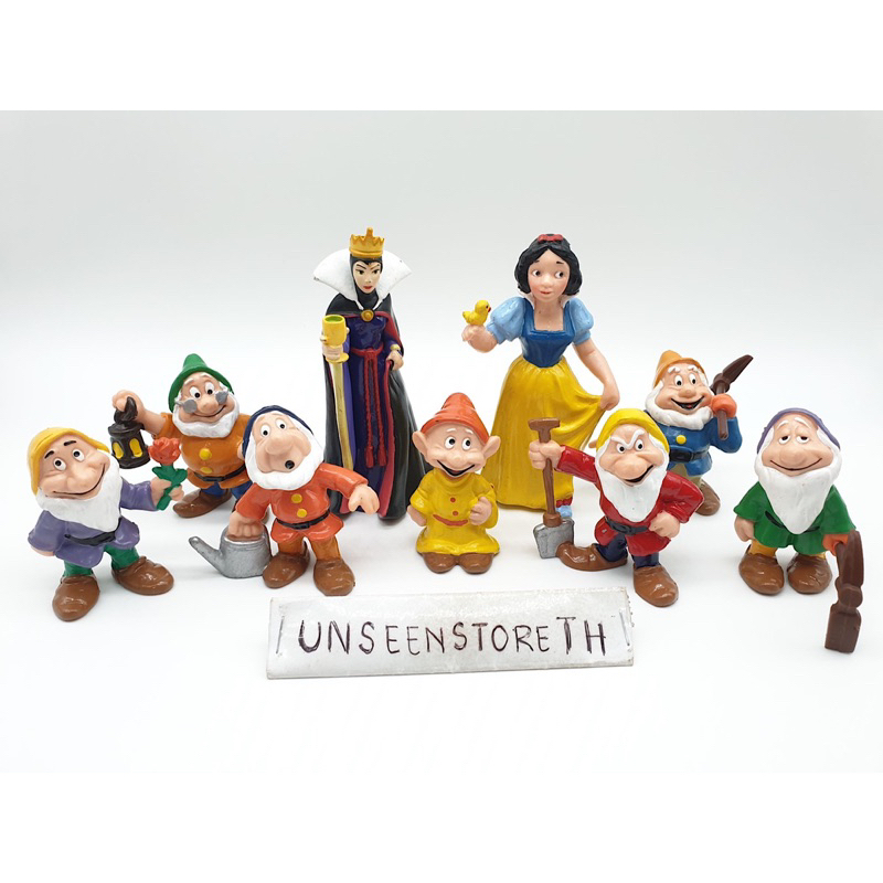 Disney models "Snow White and the seven dwarfs"