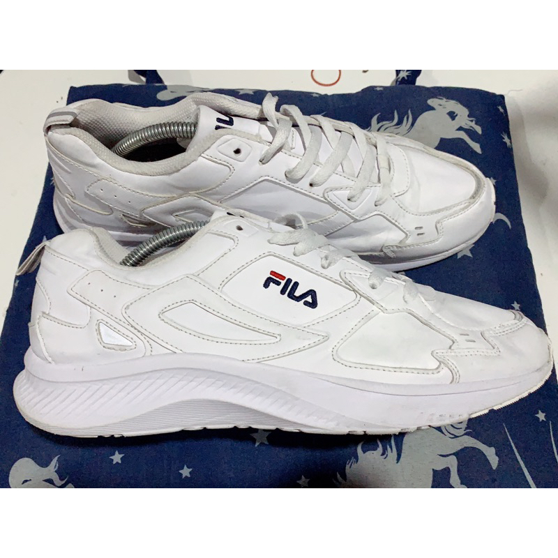 รองเท้าผ้าใบมือสอง FILA สีขาว