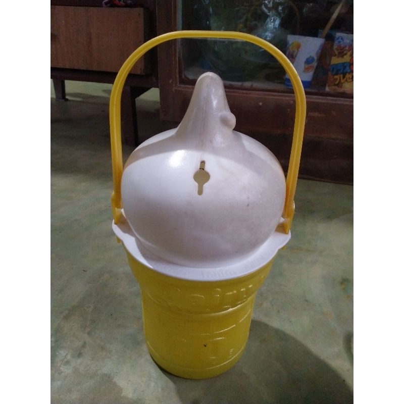 กระบอกน้ำทรงไอศครีม dairy Queen "เพิ่มพลังต่อไป 22บาท ตลอดปี2546"
สภาพมือสอง ของเก่าของสะสม
