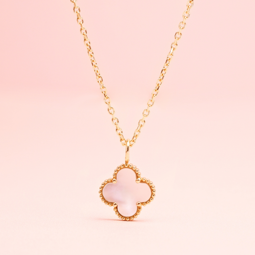 Grace Fine Jewelry จี้ทองแท้ 9K Clover Leaf Mother Of Pearl (จี้อย่างเดียว)