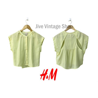 เสื้อ crop ผู้หญิง h&amp;m ดีเทลเก๋ๆ ที่ด้านหลัง ผ้าบางเบา สีเขียวมะนาวอ่อน สีสวยมาก น่ารัก มือสอง สภาพดี จากตุ้ญี่ปุ่น