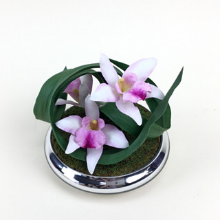 Ikebana แจกันดอกไม้สไตล์ญี่ปุ่น ดอกไม้ปลอมพร้อมแจกัน ดอกกล้วยไม้แคทลียาจัดในแจกันแก้วสีเงิน