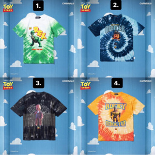 [carnival]เสื้อยืดมัดย้อม CARNIVAL® &amp; Disney/Pixars Toy Story Collection Chapter 1 "Friends &amp; Foes"