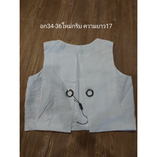 เสื้อครอปสีขาวมีตกแต่งห่วงเงินด้านหน้าสองอัน อก34-36