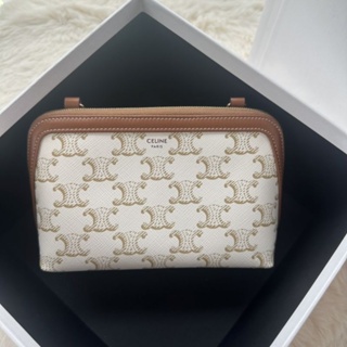 Kept unusedCLUTCH WITH CHAIN IN TRIOMPHE CANVAS AND LAMBSKIN
WHITE/TAN
เก็บ ไม่ได้ใช้ค่ะ ใหม่ๆๆๆ