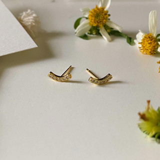 Arc stud earrings (14k+brass) - ต่างหูทรงโค้งประดับพลอย