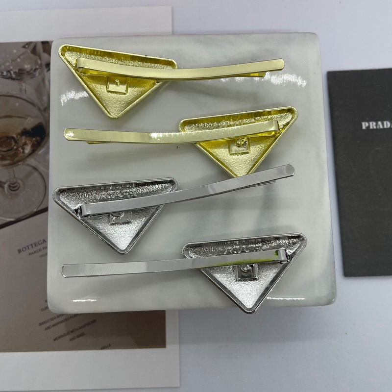 Prada Metal Hair Clip ตัวใหม่ล่าสุด งานโลหะ ปั๊มโลโก้  มาเป็นคู่ อะไหล่เงาสวย มองไกลๆก็รู้ ปราด้าแน่นอน
