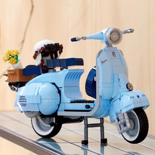 Vespa 125 เวอร์ชั่นงาน Lego สีฟ้าพาสเทล สำหรับนักสะสม