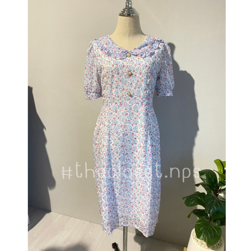 L | AP style เดรสฉลุยาว คอบัวแต่งกระดุม ลายดอกฟ้าชมพู