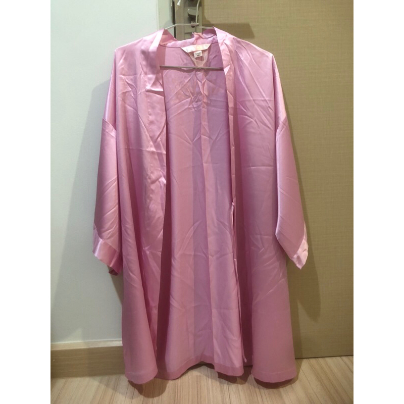 เสื้อคลุมแพรสีชมพู Victoria’s Secret ของแท้ ไซส์ M/L ชุดนอน กิโมโน แขนยาว ผ้านุ่มลื่นแวววาว เสื้อคลุมชุดว่ายน้ำ ชมพูม่วง