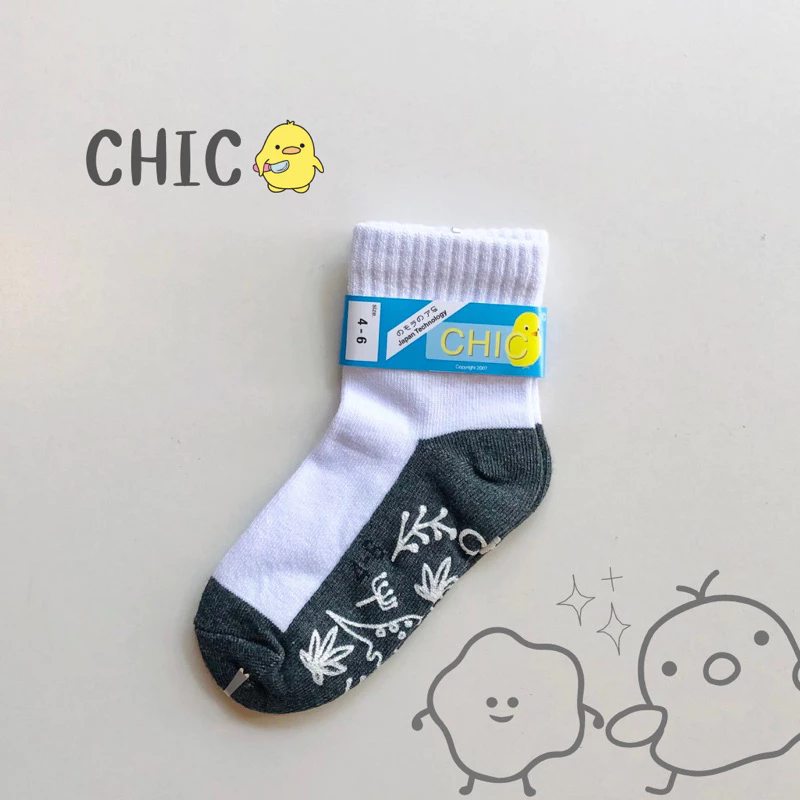 CHIC ถุงเท้านักเรียน ข้อสั้น-กันลื่น เนื้อนุ่ม สีขาวพื้นเทา