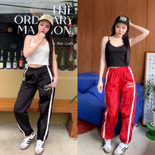 I Got Lucky pants❤️🖤(390฿ฟรีส่ง) กางเกงวอร์ม ผ้าร่ม nylon สไตล์เกาหลี ดีเทลปลายขาจั๊ม ปักอักษรนูน แต่งแถบข้าง valen