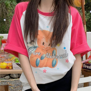 พร้อมส่ง เสื้อยืดคอกลมแขนสั้นสีทูโทนสีครีมอ่อนแขนสีชมพู ดีเทลมีงานสกรีนลายแบบเต็มด้านหน้า เย็บไหล่ทรงสโลป ผ้าคอตตอน