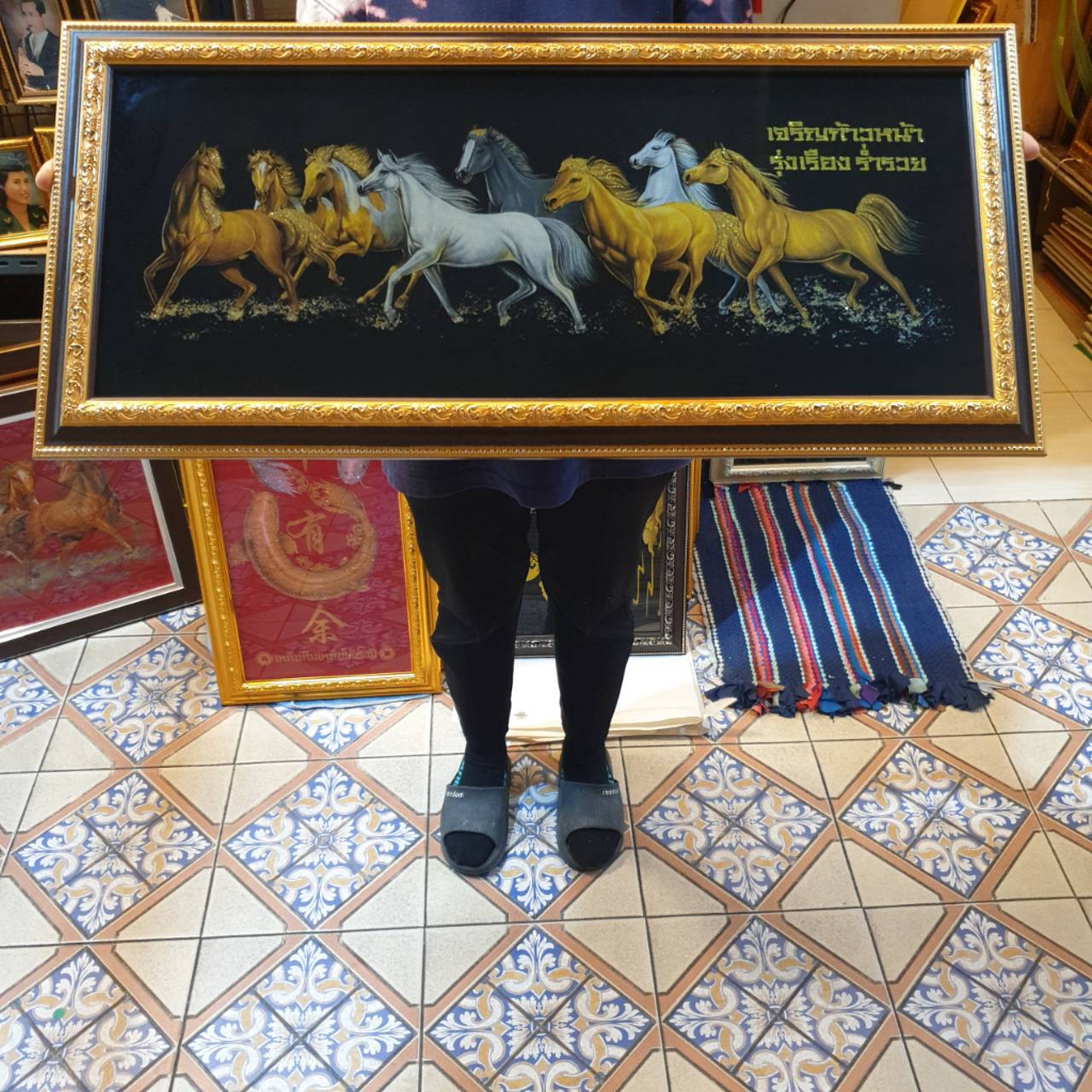 กรอบรูป ม้า (ผ้ากำมะหยี่) ม้า8ตัว ภาพม้า รูปม้า ติดผนัง เสริมฮวงจุ้ย ความ ราบรื่น ร่ำรวย รุ่งเรือง ของขวัญ ขึ้นบ้านใหม่