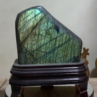 ลาบราดอไรท์ (Labradorite) รูปทรง freeform 2.4 kg พร้อมฐานไม้