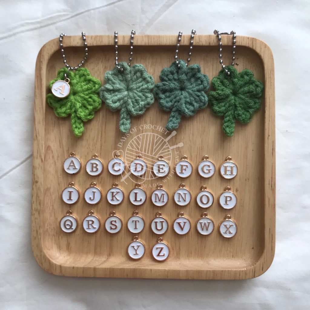 (พร้อมส่ง มีปลายทาง) พวงกุญแจใบโคลเวอร์โครเชต์ เพิ่มจี้ตัวอักษร แจกปัจฉิม (Clover Leaf Crochet)