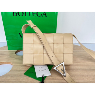 พรี​ ราคา10500 Bottega veneta CASSETTE 667298 หนังวัว กระเป๋าสะพายข้าง กระเป๋าสะพาย23x15x5cm
