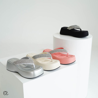 CHANI : R115-52 l Sandals ดีไซนติดคริสตัล ตัวรองผลิตจากวัสดุ Super soft and comfort เสริมส้น 2 นิ้ว