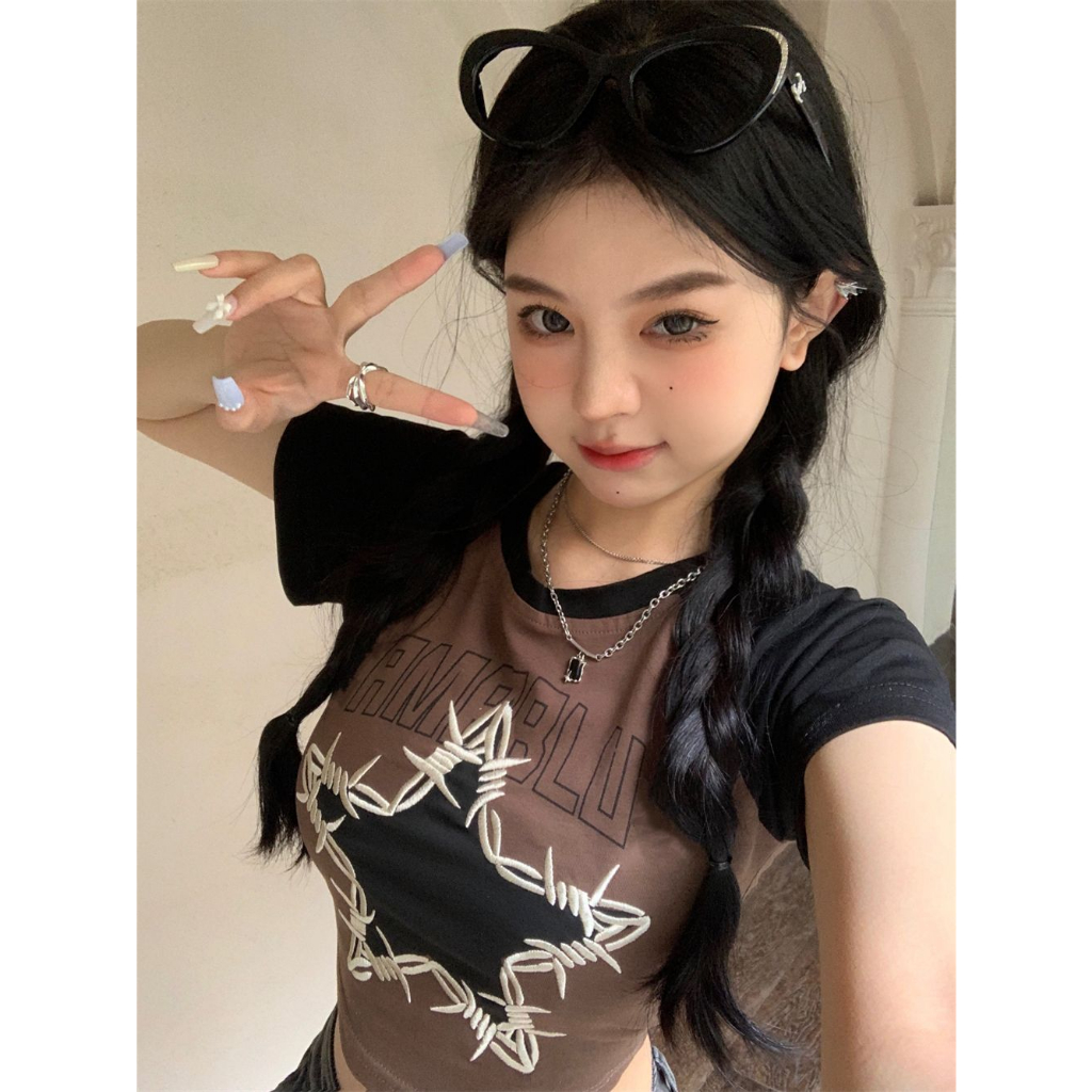 fashiongirl1688 เสื้อยืดครอปเเขนสั้นลายรูปดาว ดีไซน์ด้วยการปักล้อมรูปดาวเก๋ๆไปอีก สไตส์เกาหลี