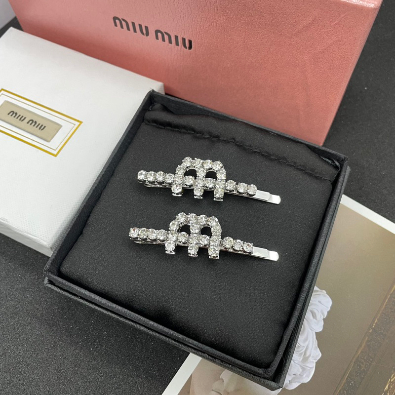 Miu Miu crystal embellished hair clip กิ๊บสไลด์หนีบผม คริสตัล โลโก้ มิว มิว อะไหล่เงิน ภาพถ่ายงานจริง