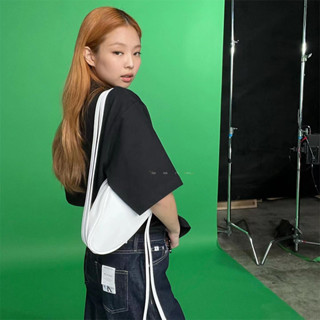 TAIDU กระเป๋าเป้แฟชั่นเกาหลี กระเป๋าสะพายไหล่ Messenger ออกแบบเฉพาะ JENNIE JISOO LISA ROSE สไตล์เดียวกัน สีขาวเรียบง่ายทันสมัย กระเป๋าใต้วงแขนพระจันทร์ครึ่งดวง