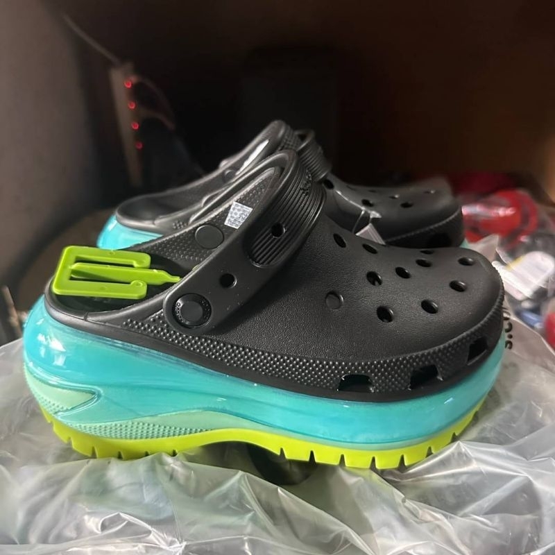 รองเท้าแตะ Crocs Classic Mega Clog ผู้หญิง ส้นสูง มีไชส์35–40รองเท้าสวยสวย-สินค้ามีพร้อมส่ง-มีไซส์-จัดส่ง2-3วันถึง