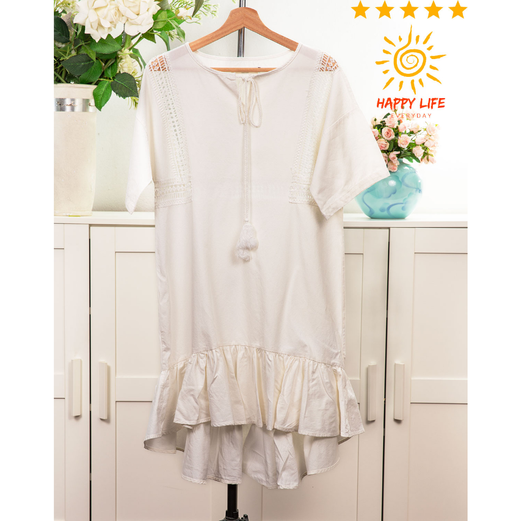 เดรสมือสอง Amilee คอกลมแขนสั้น ผ้าคอตตอน กระโปรงระบายที่ปลายกระโปรง มีสายผูกโบว์ที่คอ  สีขาว ผ้าใส่ส