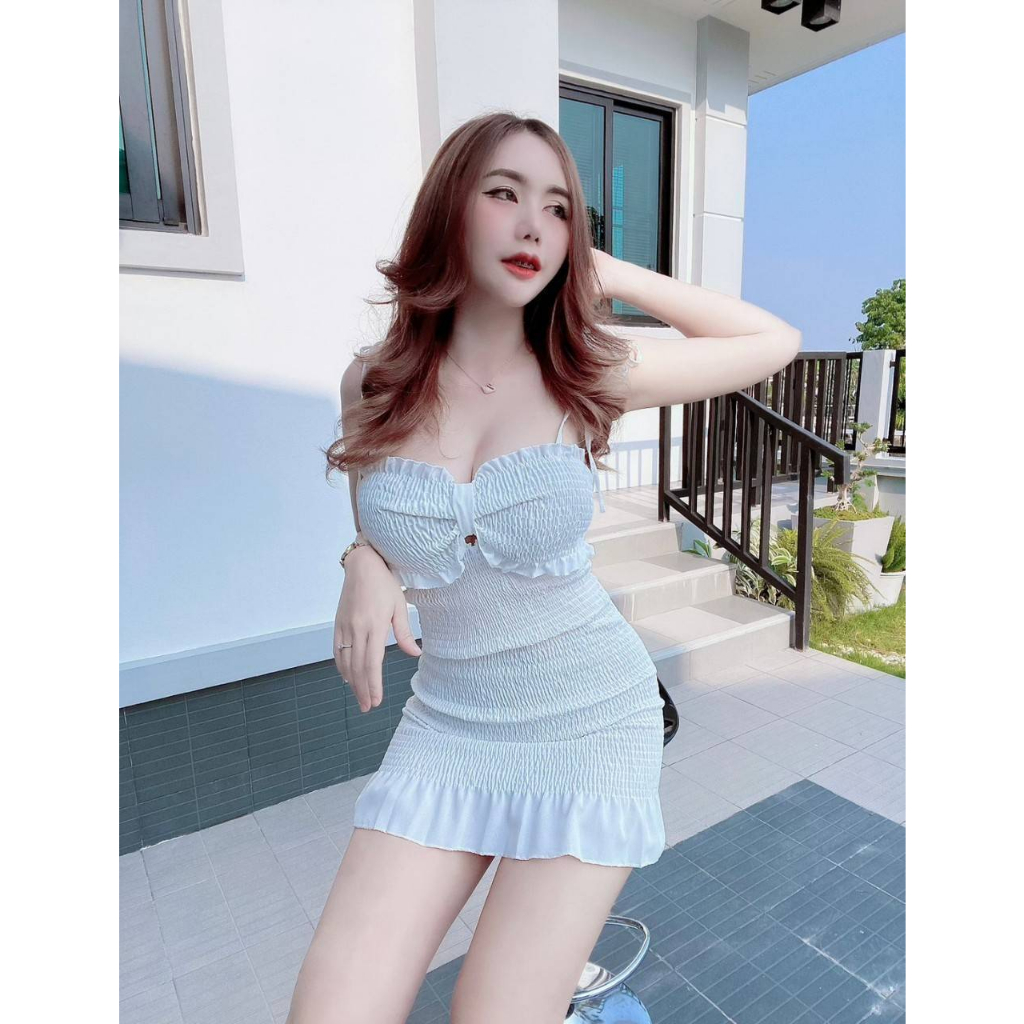 มินิเดรส รุ่นจัสมิน สม็อคทั้งตัว แต่งโบว์ยุ้มหน้า สามารถใส่ได้ 2 แบบ จะใส่เก็บสายเป็นเดรสเกาะอก หรือใส่เป็นริบบิ้นผูกบ่า