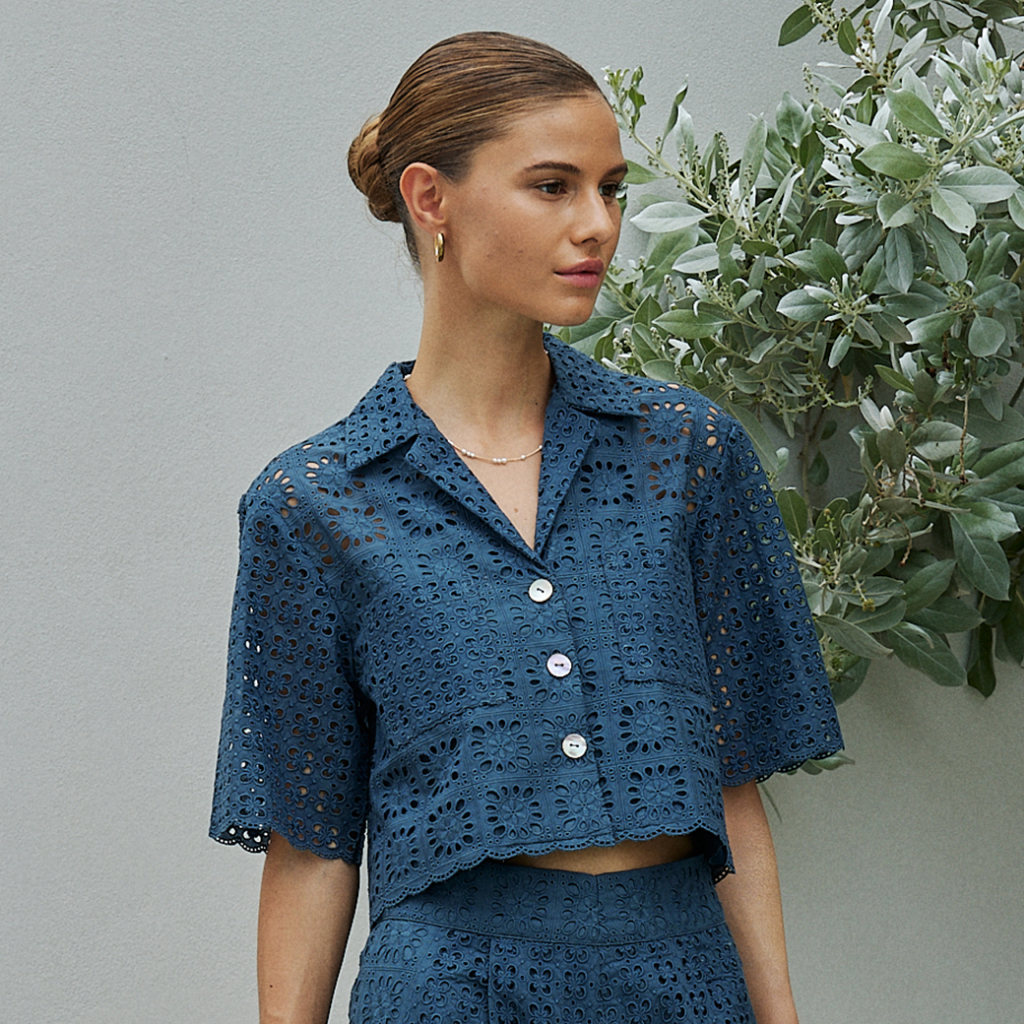 (พร้อมส่ง) Perana เสื้อลูกไม้ Penny Shirt สีน้ำเงินกรม Navy