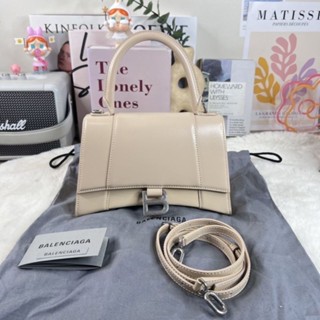 Like new  B a l e n c i a g a Hourglass Small 2021 สีเบจ