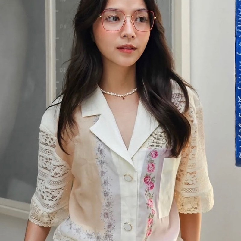 ♥️ALC♣️ **𝗨𝗦𝗘𝗗 𝗟𝗜𝗞𝗘 𝗡𝗘𝗪 ✨** Ploypa Studio เสื้อเชิ้ตคอปก แขนลูกไม้ตัดต่อลายสีขาว งานเกาหลี แม่ค้าแนะ