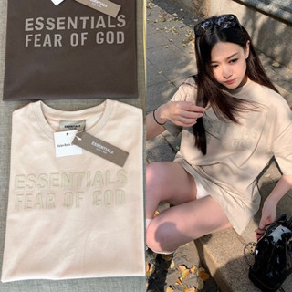 ESSENTIALS T-shirt” เสื้อยืดสกรีนหน้าหลัง เนื้อผ้าดีใส่สบาย ลายน่ารัก แมทช์กับขาสั้นคือเก๋ ตัวนี้แนะนำต้องมีติดตู้