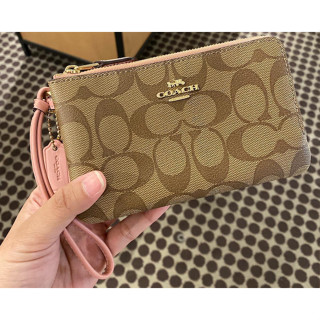 Double Corner Zip Wristlet In Signature Canvas คล้องมือ 2 ซิป  สีน้ำตาลอ่อนขอบชมพู Blossom