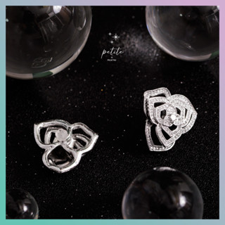 [Petite by PRAKYRE] Bloom Earring - ต่างหูแบบติดหูรูปดอกไม้กราฟฟิกตกแต่งด้วยเพชร