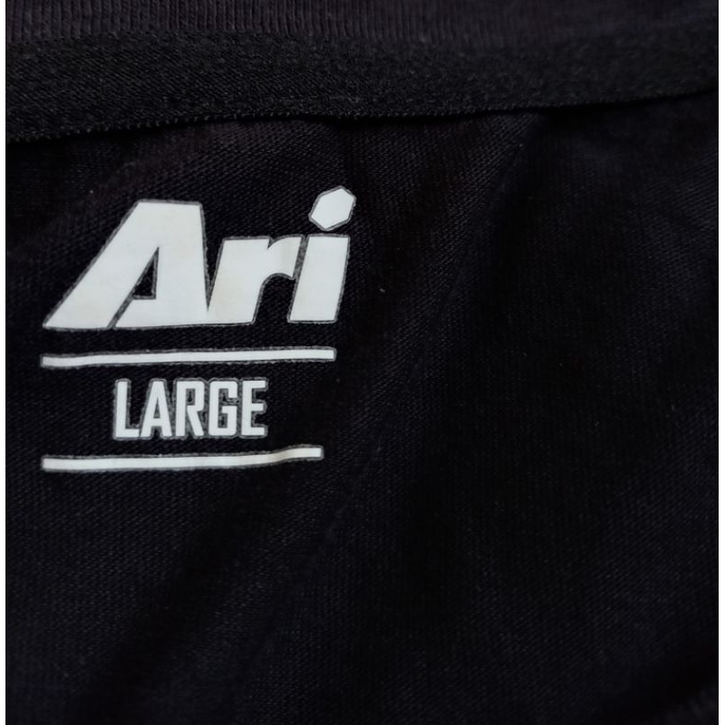 Ari เสื้อแบรนด์สีดำ คอบอลจัดด่วน