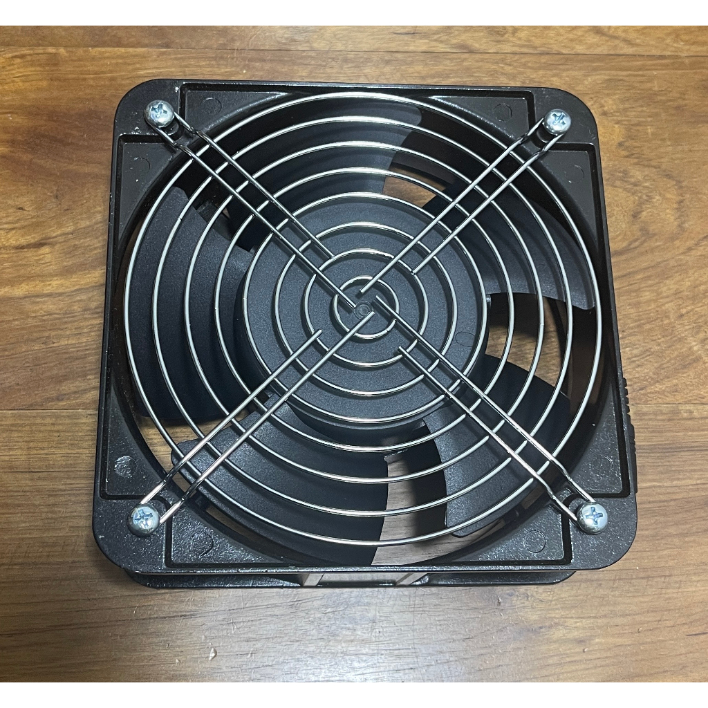 พัดลมระบายอากาศ 12  V   22 W    ขนาด 6  นิ้ว สามารถใช้กับแผงโซล่าเซล 18 V ได้