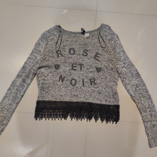 เสื้อ h&amp;m size s แขนยาว คอกลม ผ้าถัก สีขาวดำ ต่อชายลูกไม้ rose et noir