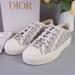 [ทักแชทก่อนสั่งซื้อ] รองเท้า Dior รุ่นขายดี อุปกรณ์ครบ ถ่ายจากสินค้าจริง สอบถามลายและไซล์เพิ่มเติมได้ค่ะ